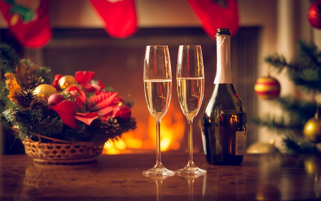 Zbliżenie obrazu dwóch kieliszków szampana na świątecznym stole