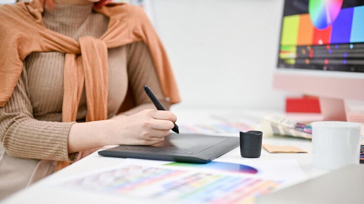 Zdjęcie zbliżenie obrazu kobiecego projektu graficznego za pomocą tabletu graficznego i szkicowania rysikiem