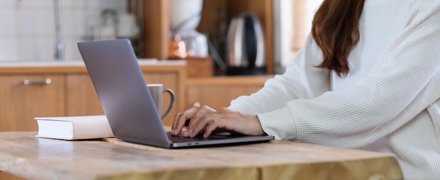 Zbliżenie obrazu kobiety freelancer korzystającej z laptopa do pracy online w domu