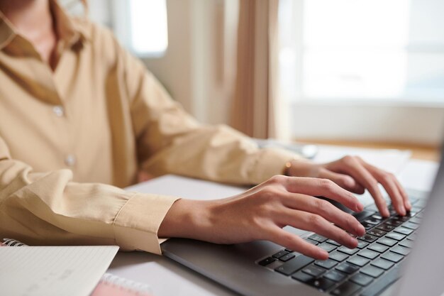Zbliżenie obrazu kobiety przedsiębiorcy pracującego na komputerze