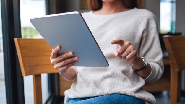 Zbliżenie Obrazu Kobiety Trzymającej I Używającej Cyfrowego Tabletu