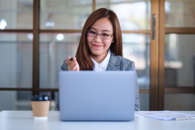 Zbliżenie obrazu pięknej bizneswoman za pomocą laptopa do pracy online i wideokonferencji