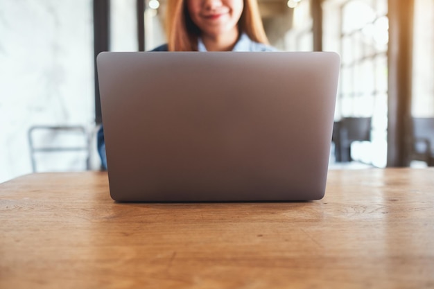 Zbliżenie obrazu pięknej młodej kobiety używającej i pracującej na laptopie