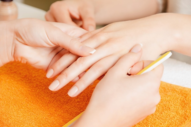 zbliżenie obrazu procesu manicure na kobiecych dłoniach