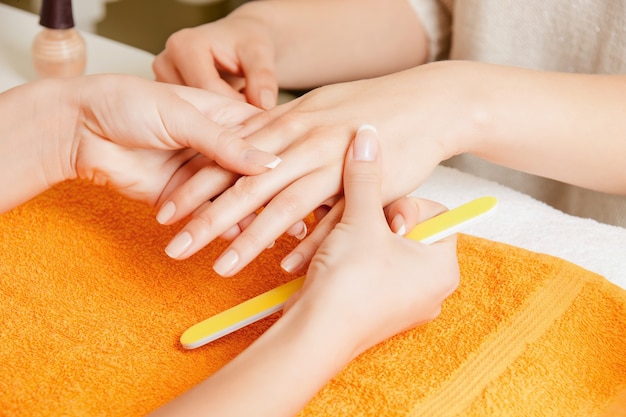 zbliżenie obrazu procesu manicure na kobiecych rękach