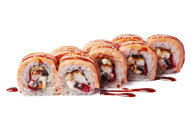 Zbliżenie obrazu rolek sushi na białym tle