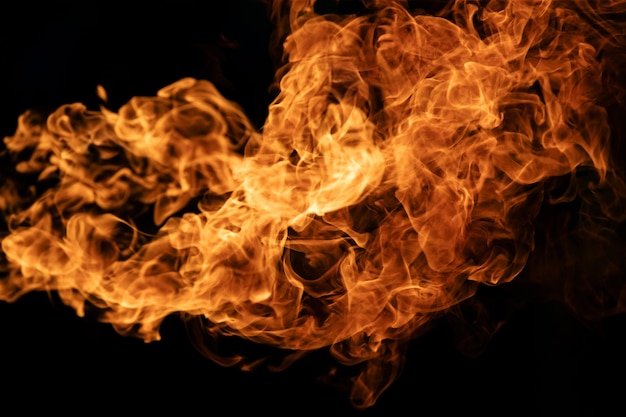 Zdjęcie zbliżenie ogień płonie na czarnym tle.