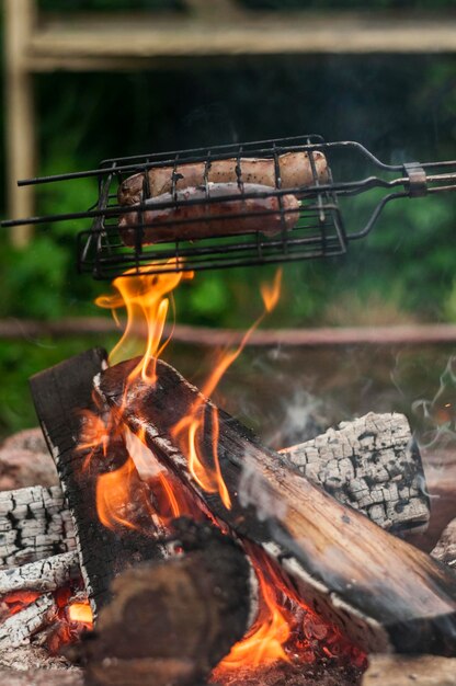 Zbliżenie ognia na grillu