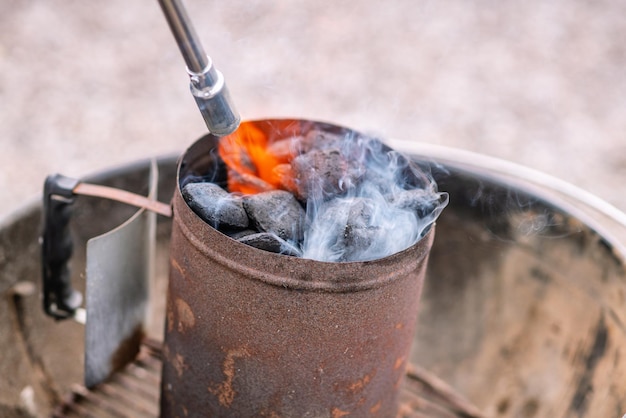 Zdjęcie zbliżenie ognia na grillu