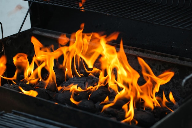 Zdjęcie zbliżenie ognia w grillu