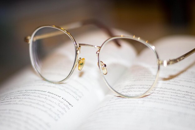 Zdjęcie zbliżenie okularów na książce