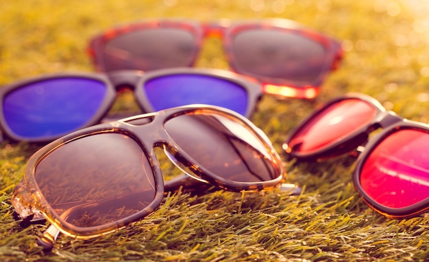 Zdjęcie zbliżenie okularów przeciwsłonecznych na boisku