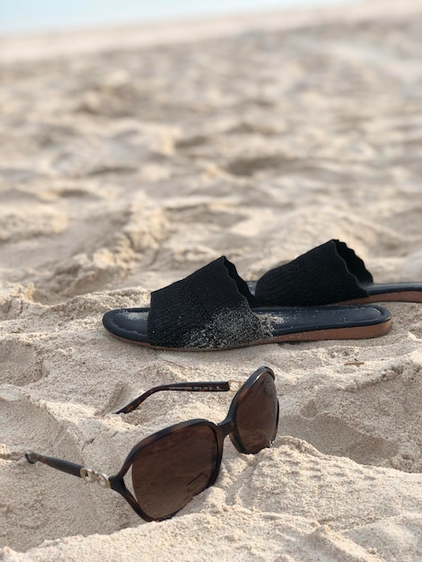 Zbliżenie okularów przeciwsłonecznych na piasku na plaży