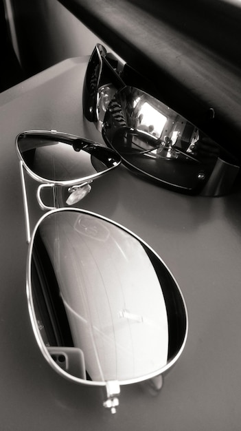 Zdjęcie zbliżenie okularów przeciwsłonecznych na stole