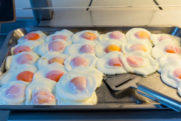 Zbliżenie omletów na tacce