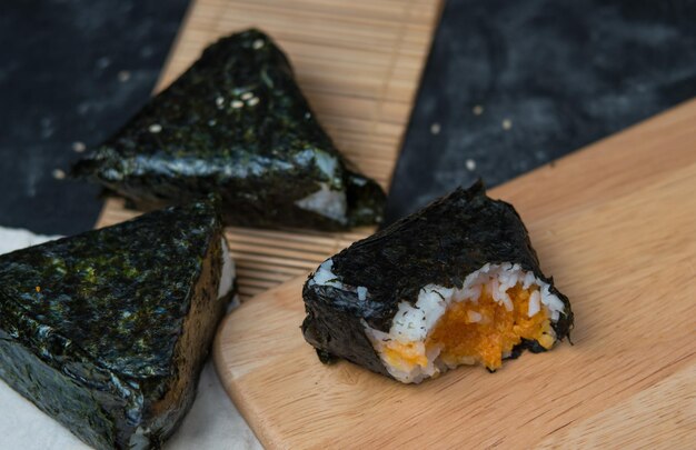 Zdjęcie zbliżenie onigiri na desce do cięcia