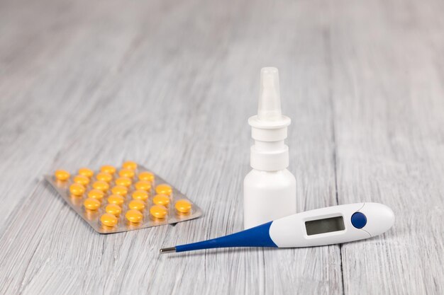 Zbliżenie opakowania blisterowego z termometrem na stole