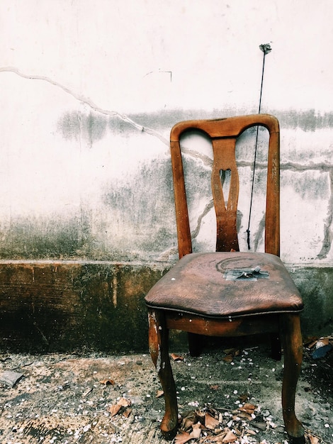 Zdjęcie zbliżenie opuszczonego krzesła