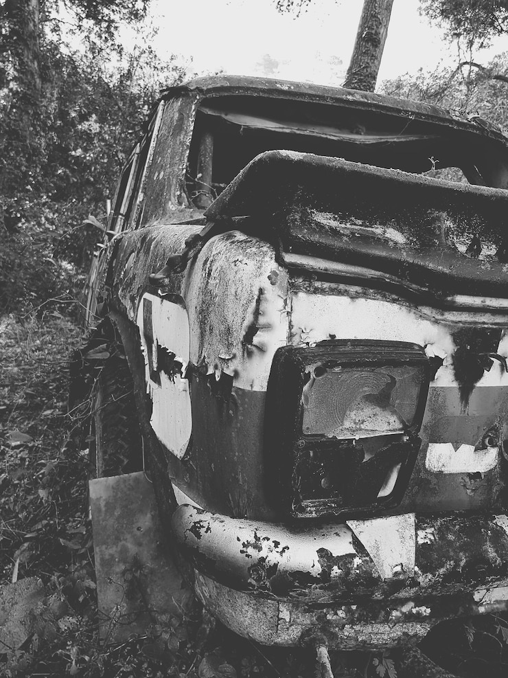 Zdjęcie zbliżenie opuszczonego samochodu na polu