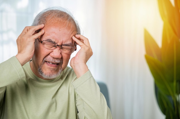 Zdjęcie zbliżenie osób starszych trzyma głowę ręką cierpiących na migrenowy ból głowy
