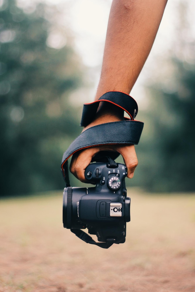 Zdjęcie zbliżenie osoby fotografującej kamerą