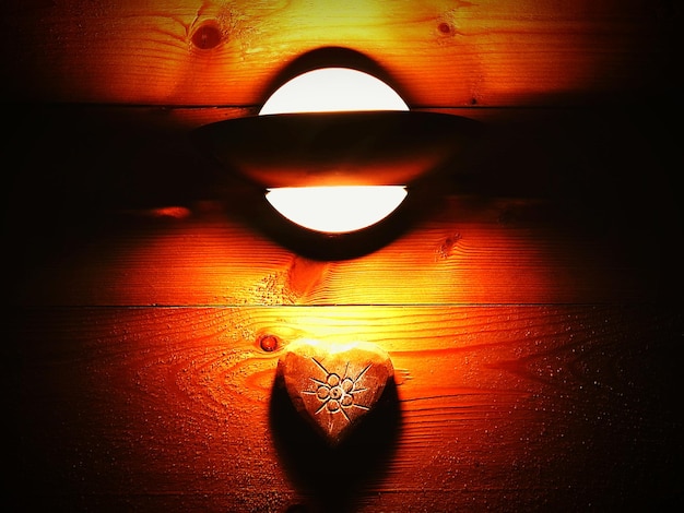 Zdjęcie zbliżenie oświetlonego drewnianego serca