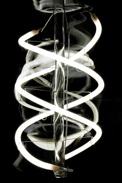 Zdjęcie zbliżenie oświetlonego sprzętu oświetleniowego na czarnym tle