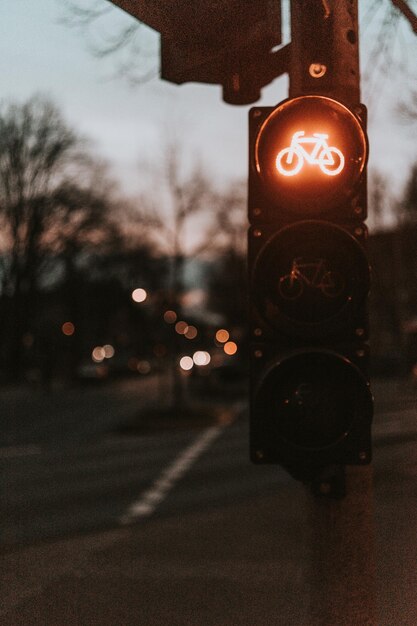 Zdjęcie zbliżenie oświetlonego sprzętu oświetleniowego na drodze w nocy