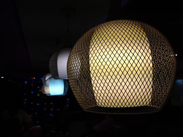 Zdjęcie zbliżenie oświetlonego sprzętu oświetleniowego w domu