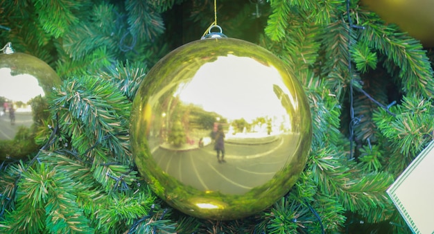 Zdjęcie zbliżenie oświetlonej choinki bożonarodzeniowej ze szkła