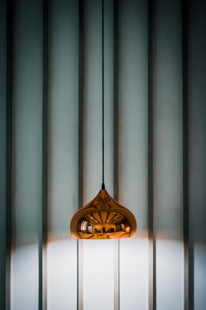 Zdjęcie zbliżenie oświetlonej lampy do ściany w domu