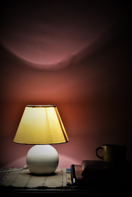 Zbliżenie oświetlonej lampy na stole w domu