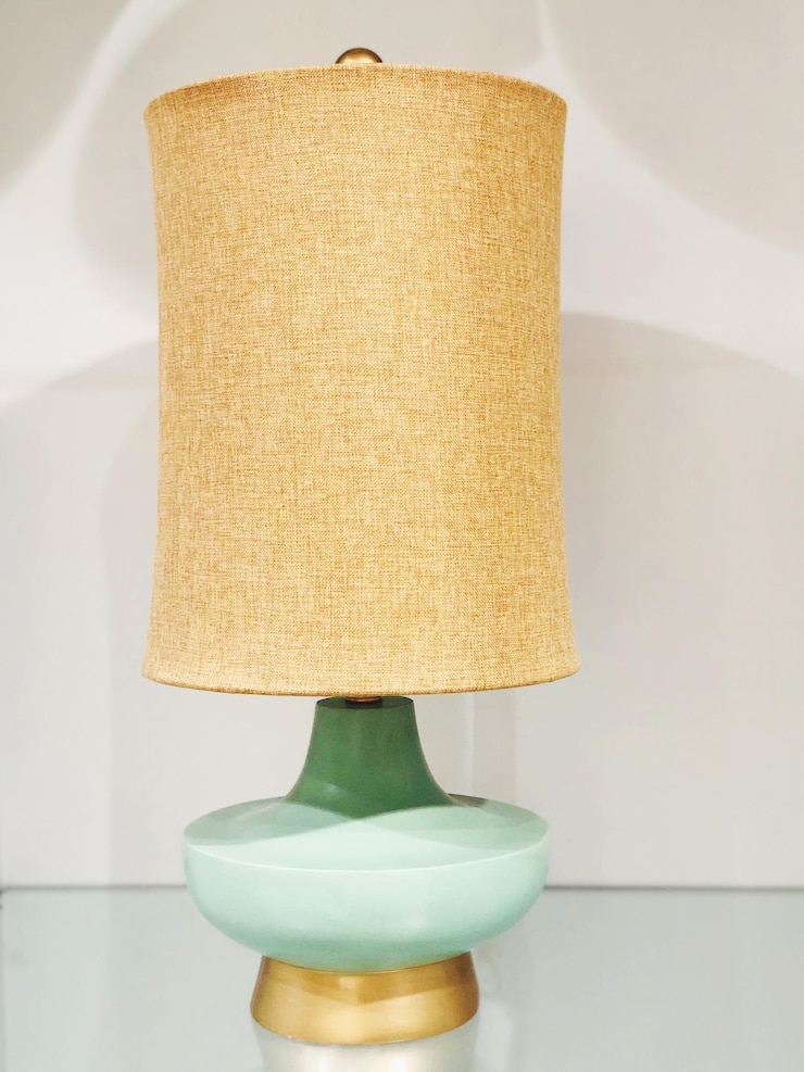 Zdjęcie zbliżenie oświetlonej lampy na stole w domu