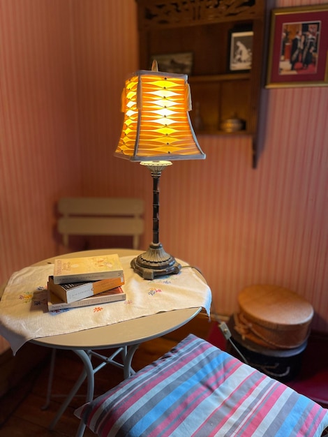 Zbliżenie oświetlonej lampy na stole