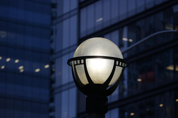 Zdjęcie zbliżenie oświetlonej lampy ulicznej