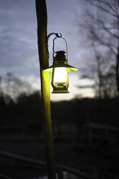 Zdjęcie zbliżenie oświetlonej lampy ulicznej