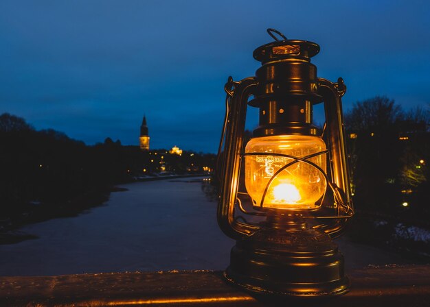 Zbliżenie oświetlonej latarni