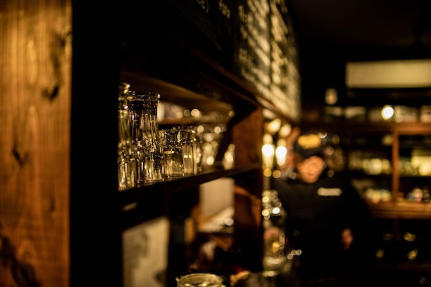 Zbliżenie oświetlonej szkła restauracji