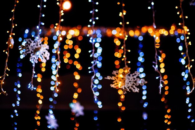 Zdjęcie zbliżenie oświetlonych świateł bożonarodzeniowych w nocy