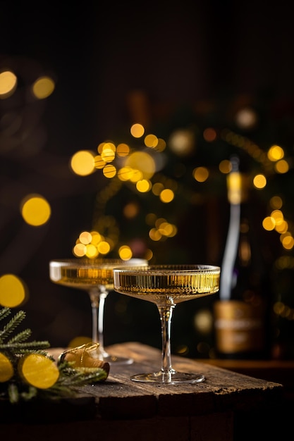Zbliżenie oświetlonych świec na stole w restauracji