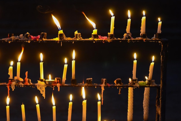 Zdjęcie zbliżenie oświetlonych świec w świątyni