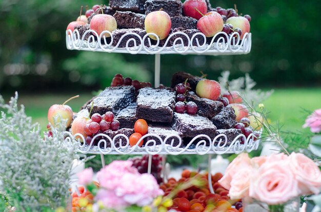 Zdjęcie zbliżenie owoców na ciastku