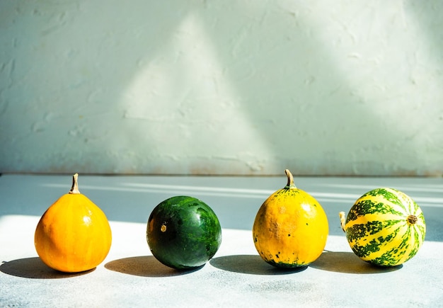 Zdjęcie zbliżenie owoców na stole przy ścianie