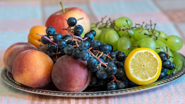 Zbliżenie owoców na talerzu na stole