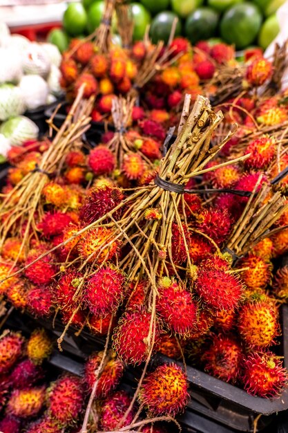 Zdjęcie zbliżenie owoców przeznaczonych do sprzedaży na targu