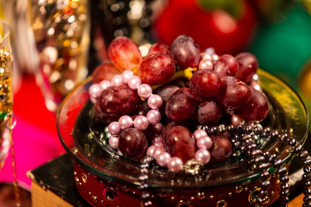 Zdjęcie zbliżenie owoców w misce na stole