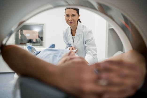 Zbliżenie pacjenta w skanerze MRI