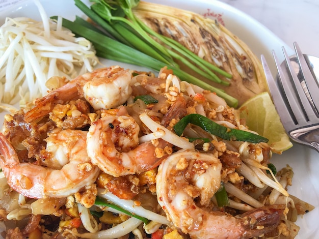 Zbliżenie pad thai podawanego na talerzu