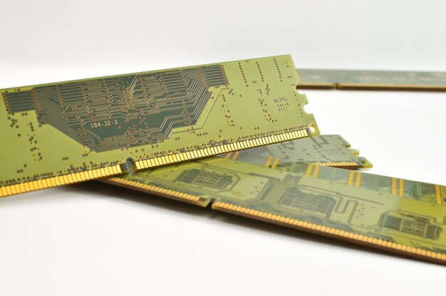 Zbliżenie pamięci DDR4 RAM, z jasnym tłem, symbolizujące postęp technologiczny i prędkość przetwarzania w nowoczesnych urządzeniach.