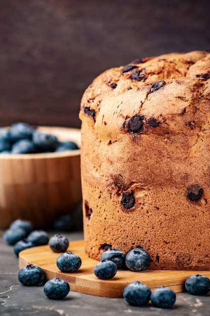 Zbliżenie: panettone i jagoda